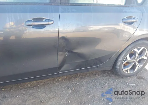 2021 Kia Forte Lxs z USA, uszkodzony, nr VIN 3KPF24AD3ME311643